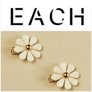 EACH Flower Barrette Set